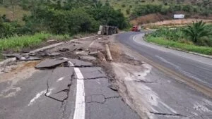 Caminhão carregado de pedras tomba na BR 101 e danifica asfalto