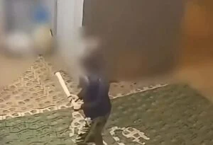 Homem agride jovens com pedaço de madeira após bola atingir o portão de uma residência; confira vídeo