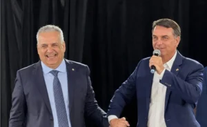 Flávio Bolsonaro e Alfredo Gaspar arrastam multidão em campanha e mobilizam apoiadores nesta terça feira