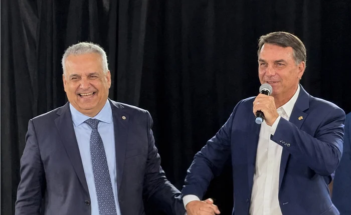 Flávio Bolsonaro e Alfredo Gaspar arrastam multidão em campanha e mobilizam apoiadores nesta terça feira