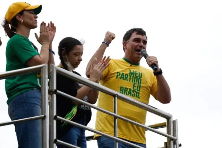 Durante disputa presidencial, Flávio Bolsonaro interrompe campanha para visitar aliado que considera preso injustamente