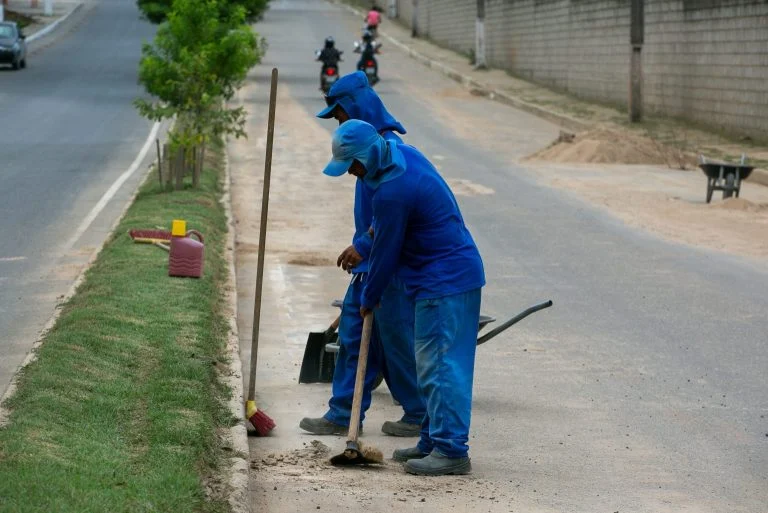 Suspensão da coleta de lixo começa a deixar marcas em bairros de Teixeira de Freitas