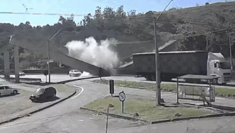 Impressionante: passarela desaba após ser atingida por caminhão e deixa dois mortos