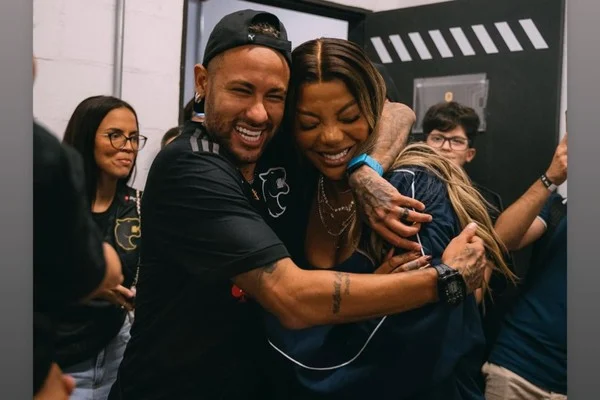 Ludmilla mostra habilidade no futebol e recebe elogio de Neymar nas redes sociais