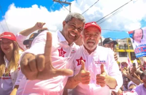 Viralizou: Motorista busca carro 0 km e chama atenção ao chegar com jingle de Lula e Jerônimo