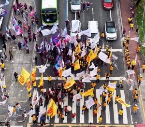 Impressionante: militantes de Raquel Lyra e João Campos disputam espaço em semáforo; cena chama atenção nas redes
