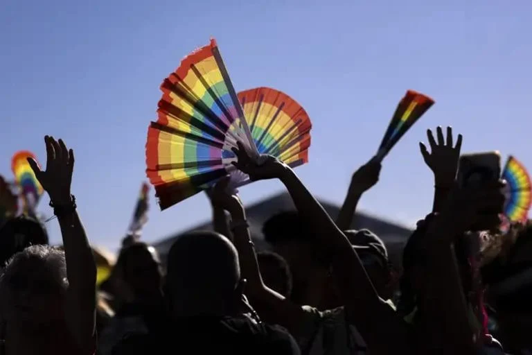 23ª Parada LGBT+ leva resistência e diversidade com trios e palco para Barra: “Vergonha adoece. Orgulho cura!”