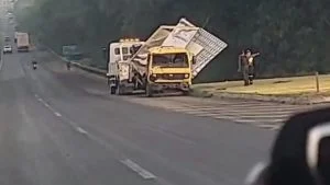 Caminhão atinge carro, leva a pior e causa congestionamento na BR 324, sentido Feira de Santana