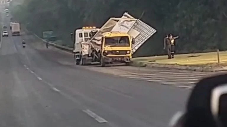 Caminhão atinge carro, leva a pior e causa congestionamento na BR 324, sentido Feira de Santana