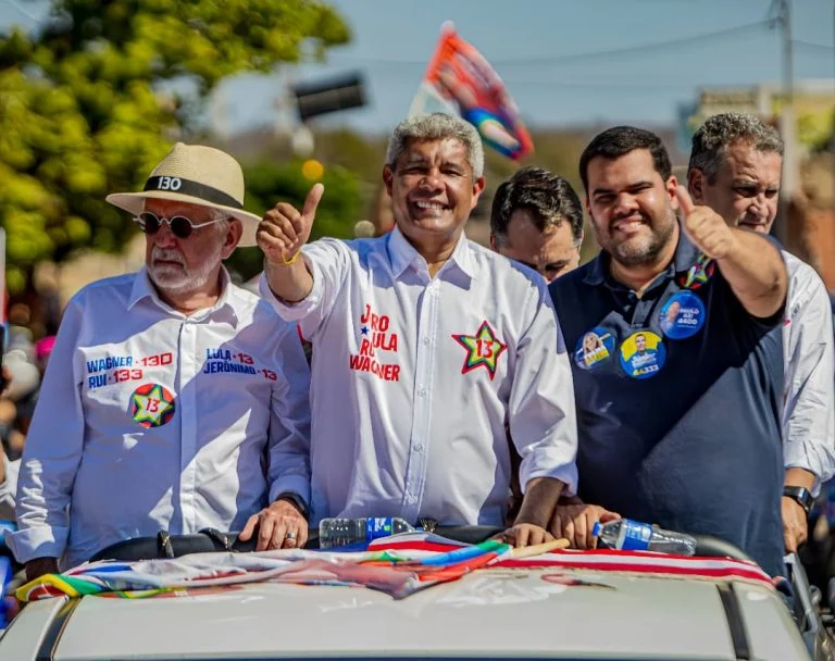 Presidente municipal do partido de ACM Neto, Tadeuzinho recebe Jerônimo com bandeira da chapa petista