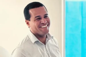 Ex prefeito de Castro Alves, Thiancle Araújo tenta impedir interrupção de “paredão” em evento de campanha e tem confronto com