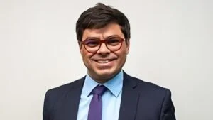 VÍDEO: Vereador é flagrado dando tapa na bunda de servidora e alega que vídeo foi tirado de contexto