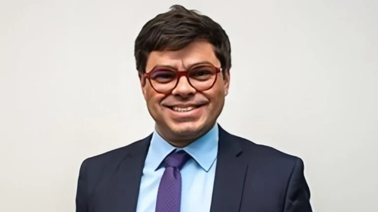 VÍDEO: Vereador é flagrado dando tapa na bunda de servidora e alega que vídeo foi tirado de contexto