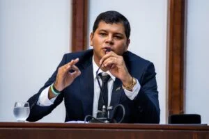 Deputado cobra explicações sobre tarifa de esgoto da Embasa: “Precisa abrir essa conta para os baianos”