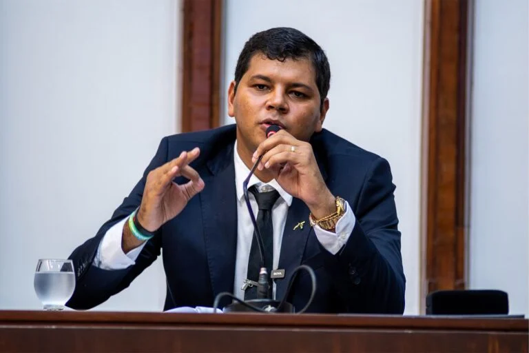 Deputado cobra explicações sobre tarifa de esgoto da Embasa: “Precisa abrir essa conta para os baianos”