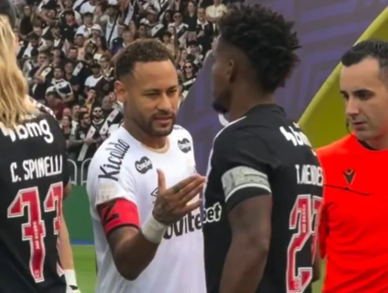 Jogador do Vasco ignora Neymar durante cumprimento entre equipes; veja momento