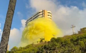Fumaça amarela usada em corrida toma conta de prédio residencial na Barra e gera revolta: “Quanta irresponsabilidade”