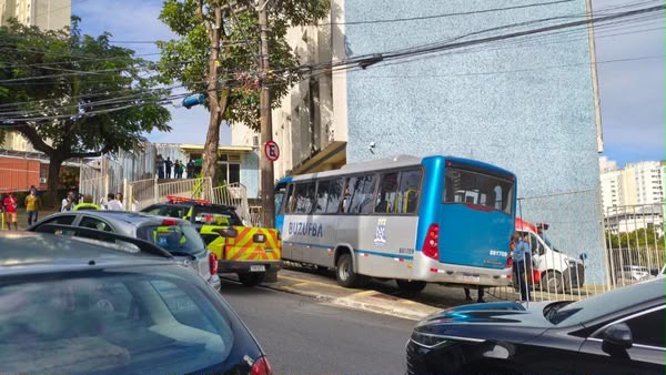 Micro ônibus invade estacionamento da Ufba e deixa carros danificados após mal súbito de motorista