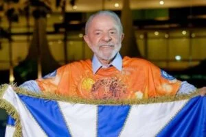 Justiça Eleitoral investiga possível abuso de poder de Lula em desfile de Carnaval