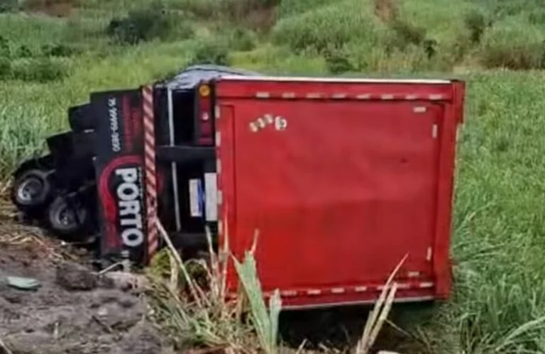 Caminhoneiro baiano e esposa escapam de grave acidente após carreta aquaplanar na BR 101