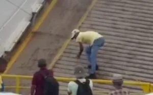 Homem surpreende ao escalar plataforma do Ferry Boat para pegar dinheiro e passageira reage: “Homem aranha”
