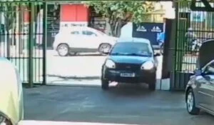 Cena inusitada: motorista perde o controle e carro entra em loja após colisão e para perfeitamente em vaga