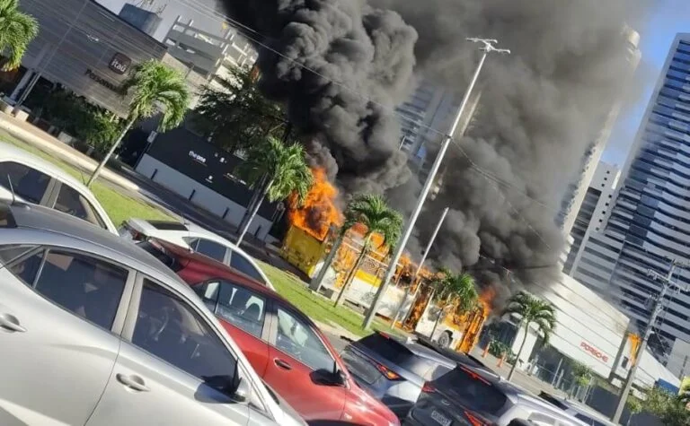 Ônibus pega fogo na região de Tancredo Neves e densa fumaça preta chama atenção; veja vídeo