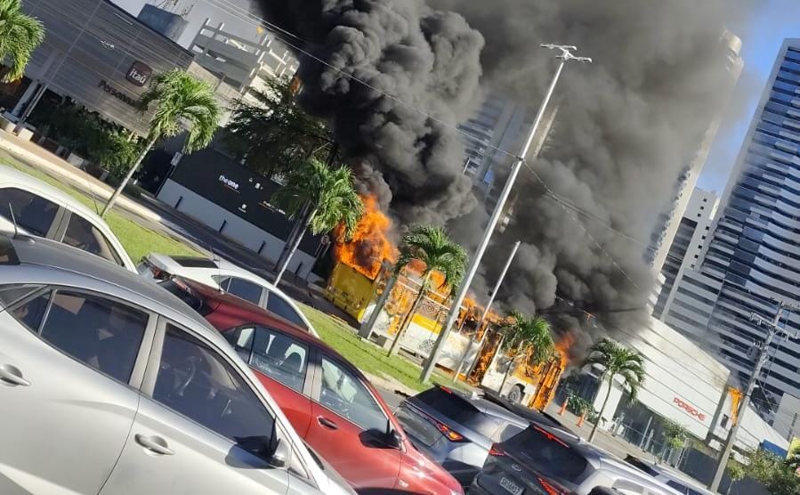 Ônibus pega fogo na região de Tancredo Neves e densa fumaça preta chama atenção; veja vídeo