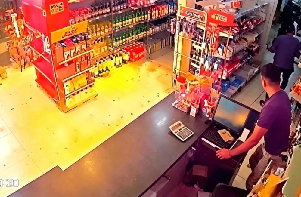 Inacreditável: criminosos armados ateiam fogo em supermercado e causam pânico em clientes e funcionários