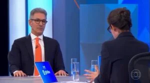 Zema comete gafe ao dizer que tem “programas contra as mulheres” ao responder sobre feminicídio e momento chama atenção