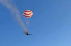 Avião de pequeno porte cai em zona rural ao pegar fogo e fumaça densa assusta moradores