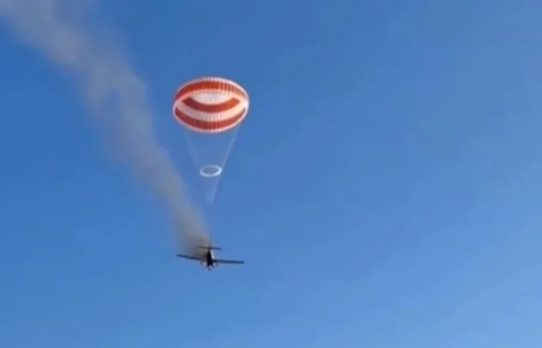Avião de pequeno porte cai em zona rural ao pegar fogo e fumaça densa assusta moradores