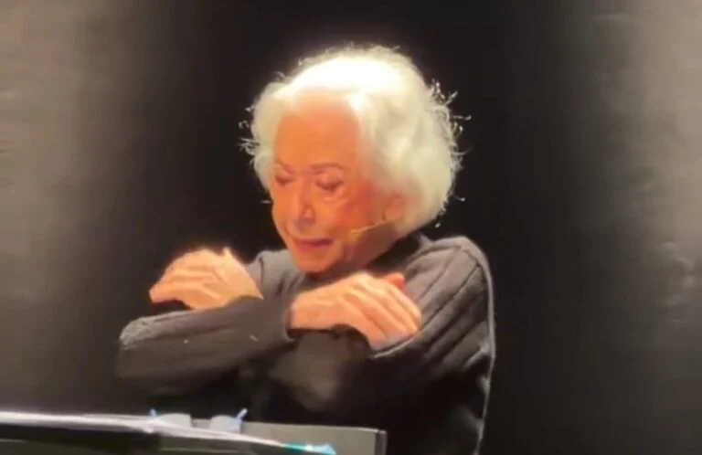 Aos 96 anos, Fernanda Montenegro não segura as lágrimas ao ser aplaudida durante apresentação especial