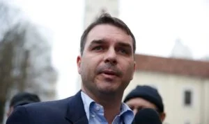 Flávio Bolsonaro convoca apoiadores para “mudar o Brasil” durante o 7 de setembro