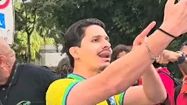 Impressionante: candidato a deputado que interrompia aulas leva “dedada”, reage com chutes e cena viraliza nas redes