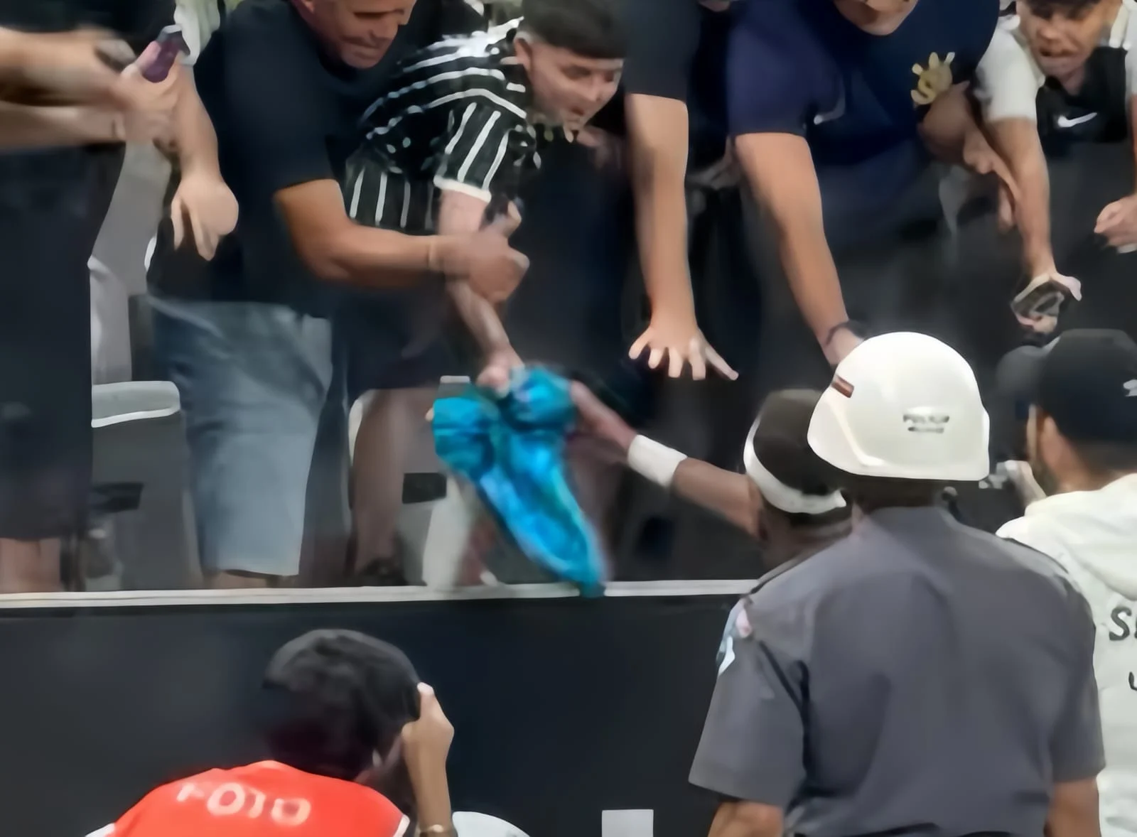 Inacreditável: criança é hostilizada por torcedores do Corinthians após receber camisa de Neymar e deixa estádio escoltada