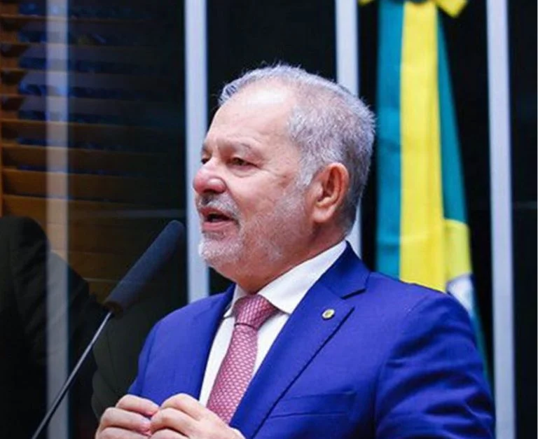 Deputado Marcelo Nilo é acusado de xingar homem que teria recusado seu panfleto e filha reage: “Seu cachorro!”