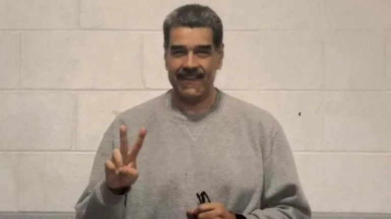 Preso em Nova York, Nicolás Maduro aparece sorrindo e fazendo “V” em fotos