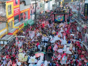 Lula faz caminhada na Liberdade e reúne apoiadores durante agenda em Salvador