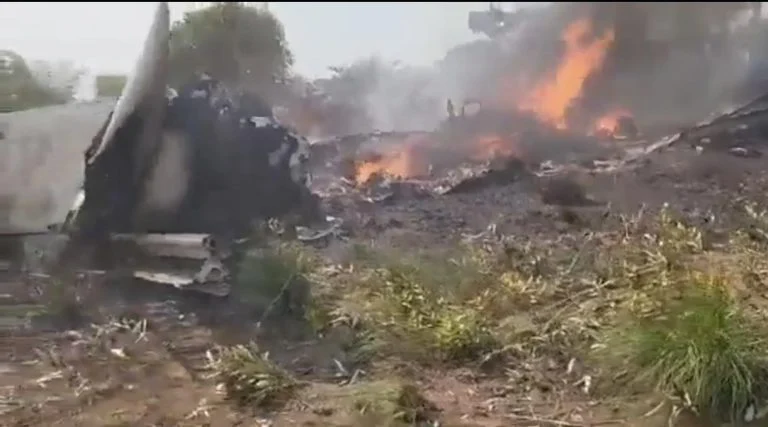 Aeronave pega fogo após queda e mais de 10 pessoas m*rrem; saiba detalhes
