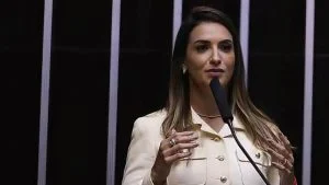 Roberta Roma sofre infarto durante agenda de campanha em Cruz das Almas e equipe atualiza estado da soteropolitana; saiba det