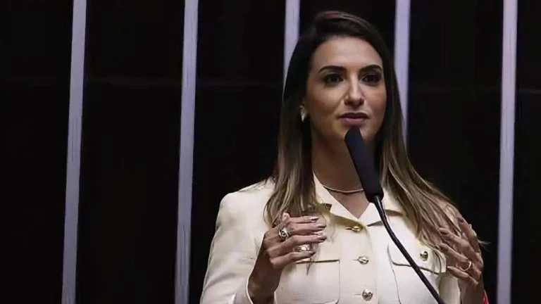 Roberta Roma sofre infarto durante agenda de campanha em Cruz das Almas e equipe atualiza estado da soteropolitana; saiba det