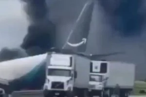 Avião da Amazon sai da pista, atinge veículos e pega fogo em Miami