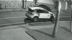 Pai se revolta durante jogo do filho e atira contra carro de árbitros