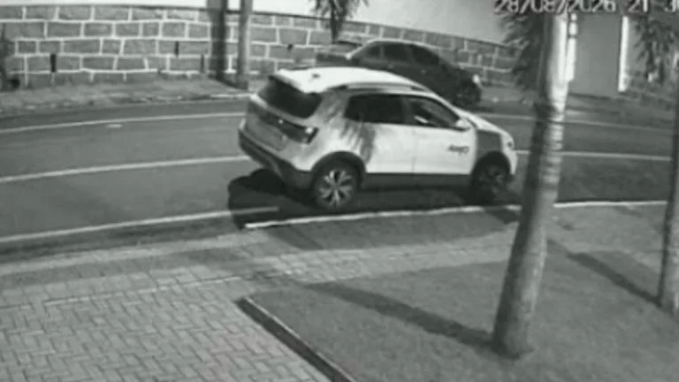 Pai se revolta durante jogo do filho e atira contra carro de árbitros
