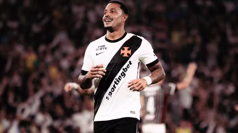Jogador do Vasco faz gesto de arma em direção á torcida no Barradão; atacante é investigado por tráfico
