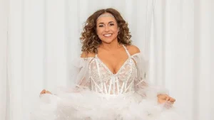 Daniela Mercury causa no Rock in Rio com cavalo preto e dinheiro falso em crítica ao filme de Bolsonaro “Dark Horse”
