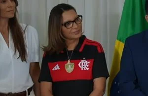 Janja surpreende ao usar medalha de Nossa Senhora durante evento após polêmica envolvendo Flávio Bolsonaro; veja vídeo