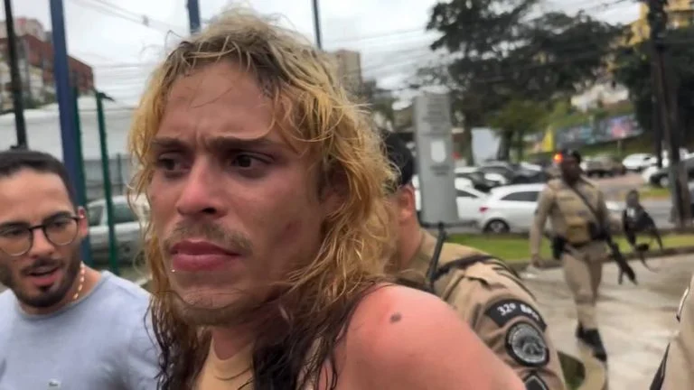 “Eu tô feia agora”: mulher trans é conduzida à delegacia após injúria racial com PM em Itapuã