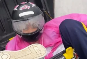 Motoboy coloca filha dentro do baú da moto para fugir da chuva e vídeo viraliza nas redes